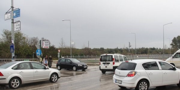 Öğrencileri için sinyalizasyon istediği kavşakta kendi can verdi