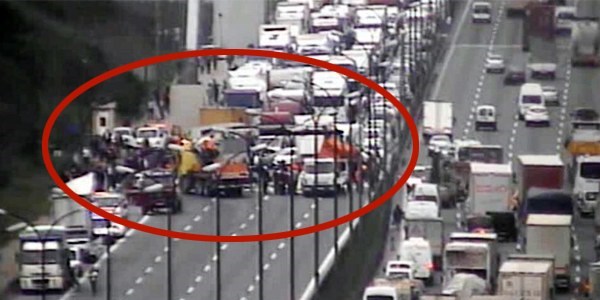 İstanbul'da FSM Köprüsü'nde trafik durdu/ Video