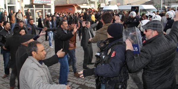 İşler'in konvoyuna taşlı saldırı/ Video