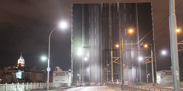 Haliç Metro Köprüsü gemi geçerken böyle açılıyor/Video