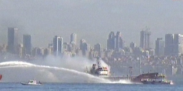 Şu an İstanbul'da bir gemi yanıyor