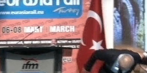 Bakanı düşmekten koruma polisi kurtardı/Video