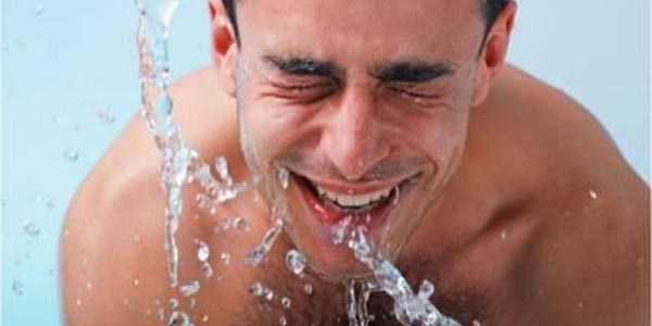 Yüzü fazla yıkamak sivilceler için çözüm değil