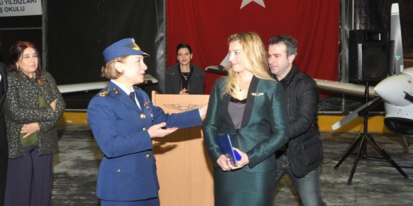 Şehit pilotun eşi de pilot oldu