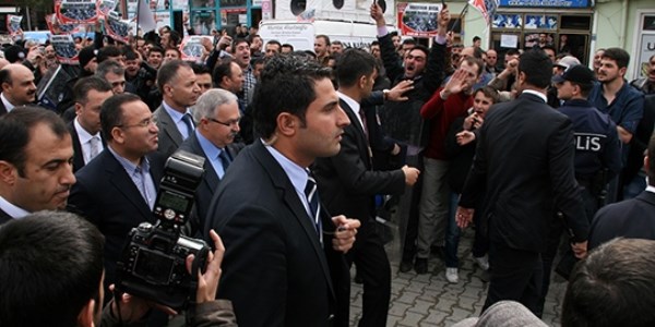 Belediye başkanı, Bekir Bozdağ'ı yuhalattı