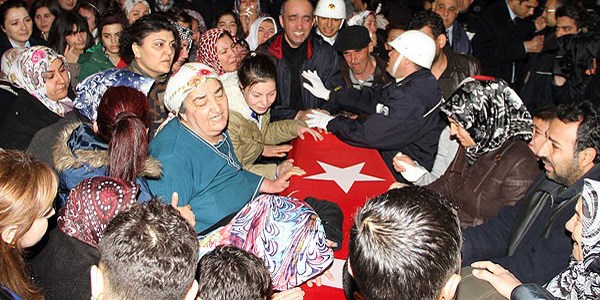 Şehit polis memurları için tören düzenlendi