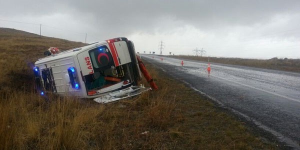 Ambulans devrildi: 5 yaralı