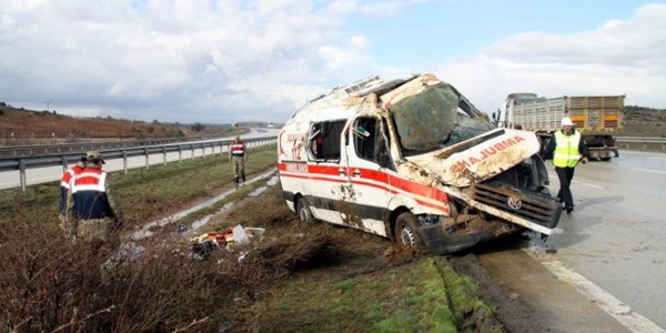 Hasta taşıyan ambulans takla attı: 5 yaralı