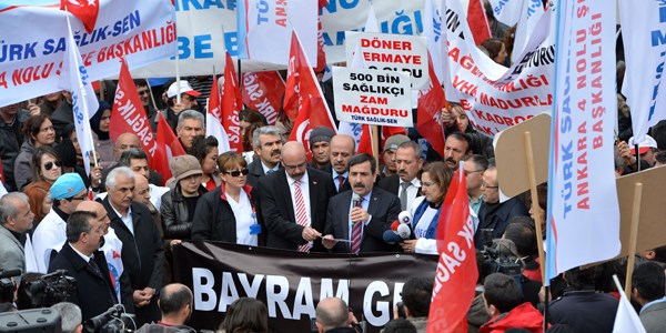 Sağlık çalışanlarından seçim sandıklı eylem