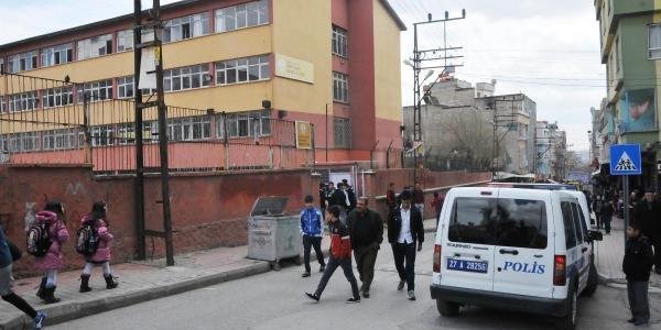 Okul m�d�r� ve yard�mc�s� b��akland�!