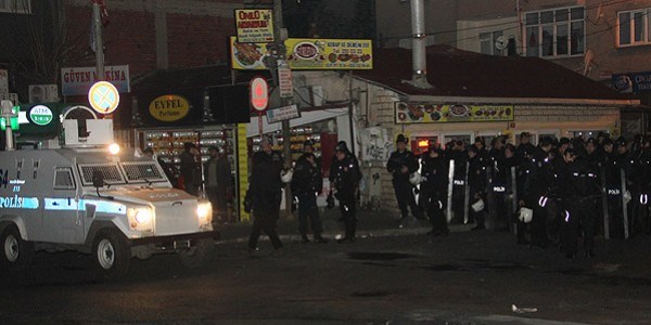 Okmeydan�'nda polise ate� a��ld�/ Video