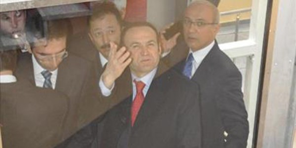 Bakan Elvan asansörde mahsur kaldı/ Video