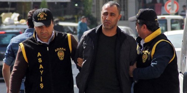Hasımı zannedip polisi vurdu!