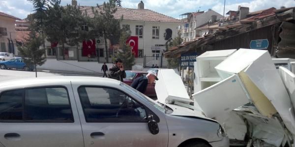 Kaldırıma çıkan otomobil öğrencilere çarptı
