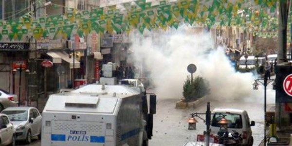 Ses bombası elinde patladı