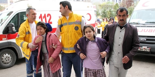 Garip koku yüzlerce öğrenciyi hastanelik etti!