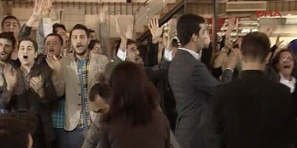 AK Partililer Günay'ın toplantı yaptığı salonu bastı!