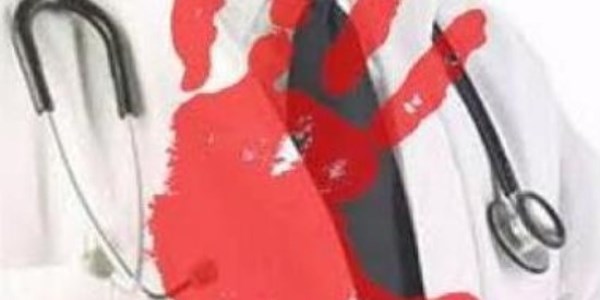 Sağlık çalışanları darp edilen doktoru yalnız bırakmadı