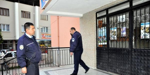 Bilgisayarda oyuna dald�lar, okulda mahsur kald�lar