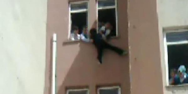 Öğretmeni son anda yakaladı!