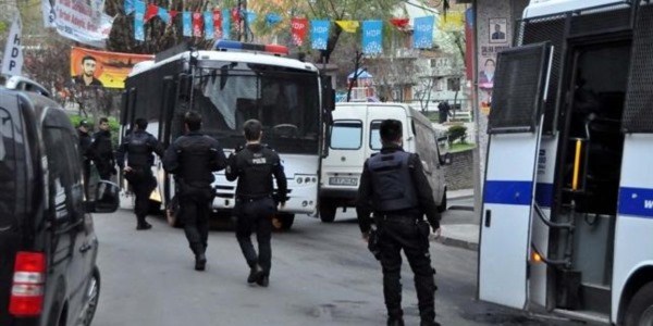 Okmeydan�'nda polis ku�atmas�