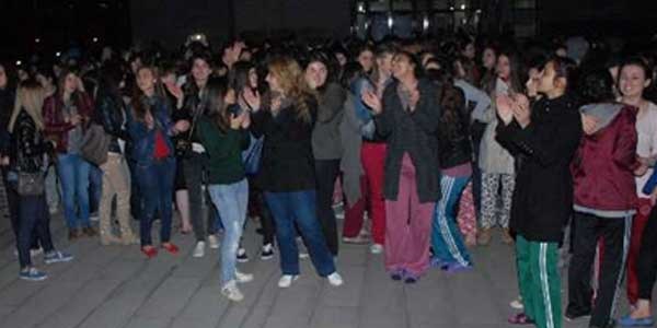 K�z ��rencilerden 'yatak' eylemi