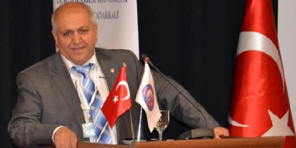 Rektör yardımcısı trafik kazasında öldü