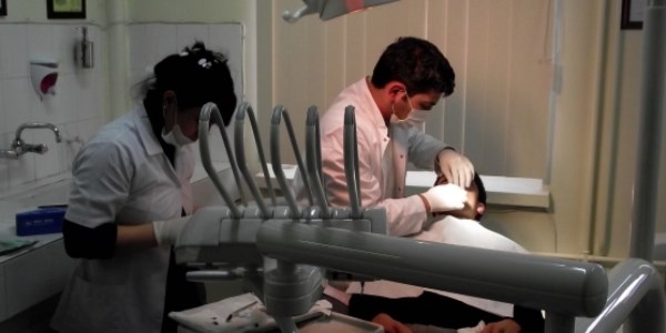 G�m�k di�ler; a��zdaki may�nlar