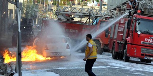Molotoflu saldırıda yaralanan polisin durumu ağır