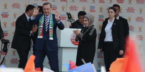 Ba�bakan'�n mikrofonuna ses kal�nla�t�r�c� tak�ld�