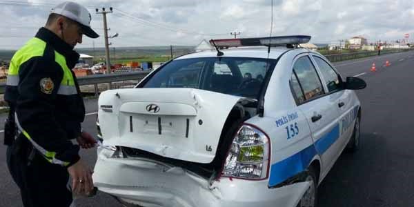 Polis aracına çarptı: 5 yaralı