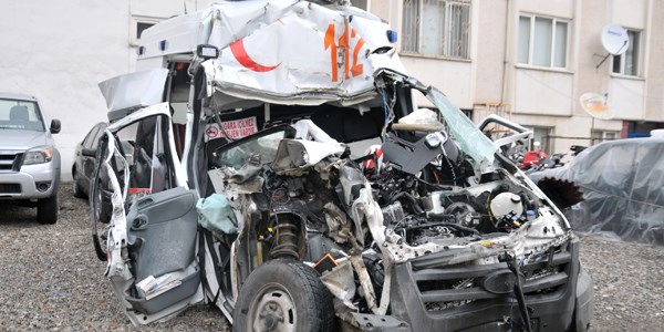 Ambulans ile tır çarpıştı: 1 ölü, 4 yaralı