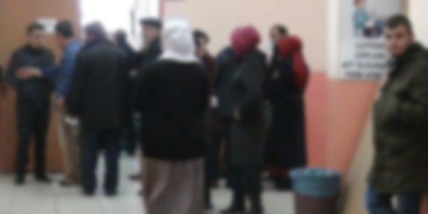 Oy pusulalarını mühürleyip getirdi