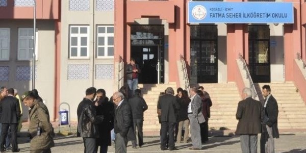 Kadın seçmen mührü çantasına koyup gitti, ortalık karıştı