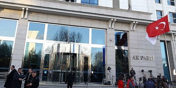 AK Parti'de seçim sonuçları seçim üssünde değerlendiriliyor