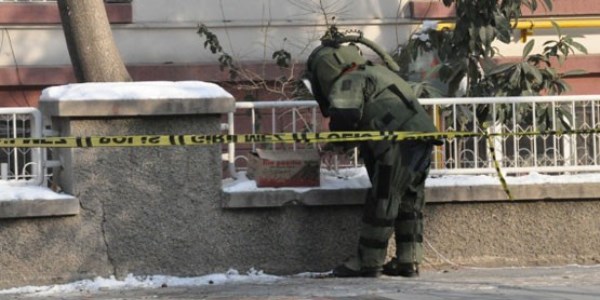 Lise �n�ndeki ��pheli �anta f�nyeyle patlat�ld�