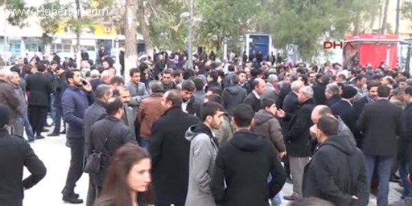 Veliler, torpilli öğretmene tepkili
