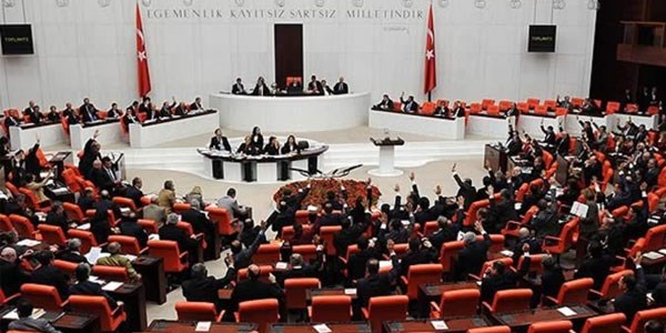 10 milletvekili Meclis'ten ayrılıyor