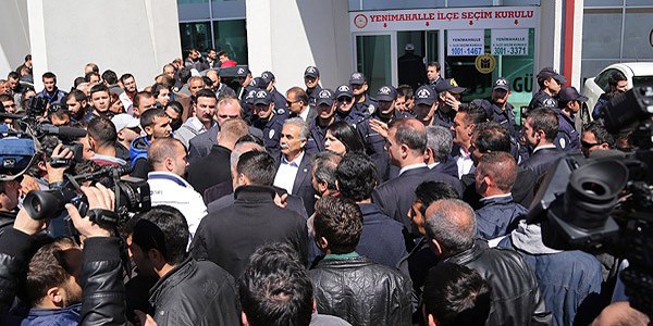 CHP'liler oy saym merkezinin nnde topland