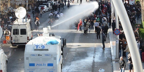 YSK önünde polis müdahalesi/ Video
