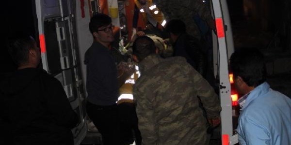 Askeri araç kaza yaptı: 13 asker yaralı/ Video