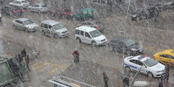 Erzurum'da lapa lapa kar yağdı!