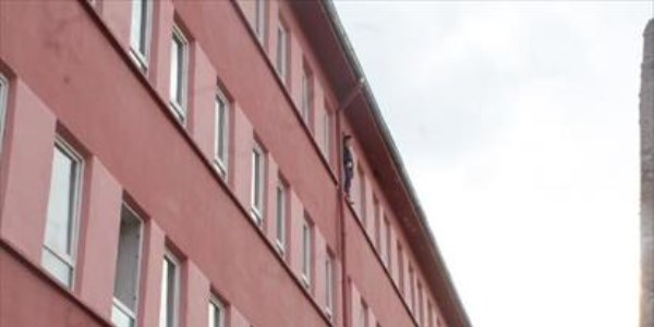 Liseli k�z okulda intihara kalk��t�