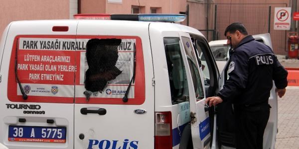 Parkta kavga çıktı: 2 polisi yaraladı