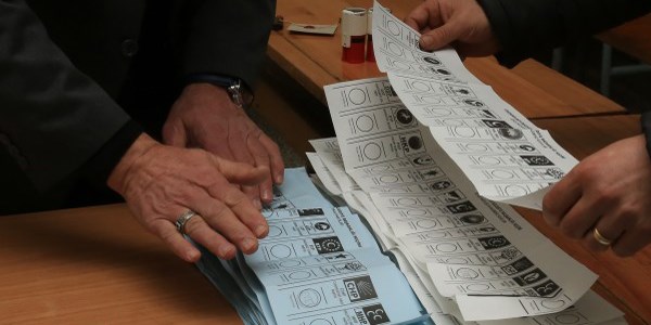 Ak Parti 560 il�e kazand�