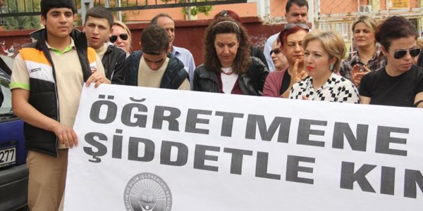 Kadın öğretmene şiddet protesto edildi
