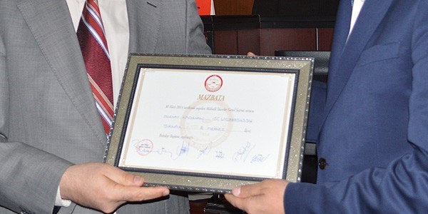 Belediye başkanları mazbatalarını alıyor
