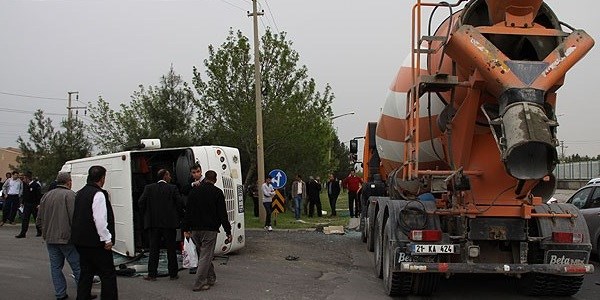 Servis arac� ile beton mikseri �arp��t�: 15 yaral�