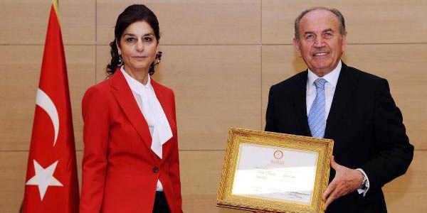 Kadir Topbaş mazbatasını aldı