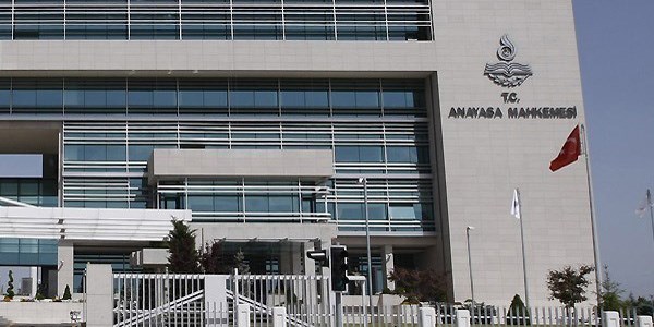 AYM'den 'tam gün'de yürürlüğü durdurma kararı
